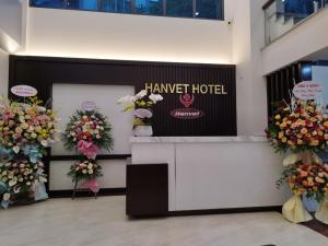 河内Hanvet Hotel Ha Noi的蜂蜜的酒店大堂,陈列着鲜花