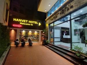 河内Hanvet Hotel Ha Noi的停在酒店门前的两辆摩托车