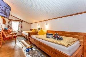 萨菲登安斯泰内嫩米尔Ferienwohnung am Baby & Kinderbauerhof Stefflhof的一间卧室配有两张床,床上配有一台拖拉机