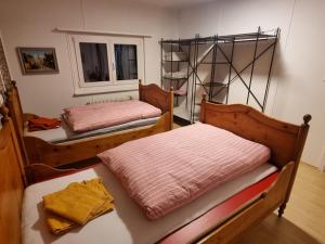 Sennwald24-7 Rooms的客房设有两张床和窗户。