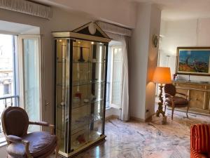 罗马VHOMETREVI的一间客厅,在房间内配有玻璃盒子