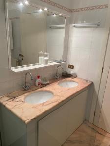 罗马VHOMETREVI的浴室设有2个水槽和镜子