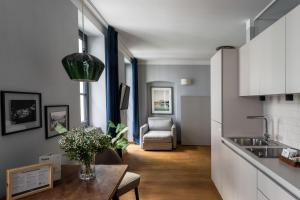 萨尔茨堡numa I Nora Apartments的厨房以及带桌子和沙发的客厅。