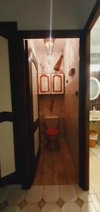 马赛Bed and breakfast chez l'habitant的一间带红色座椅卫生间的浴室