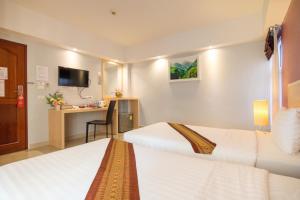 邦帕利暹罗素万那普塔布明酒店的酒店客房配有两张床和一张书桌
