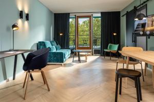 汉堡Clipper Boardinghouse - Hamburg-Michel的客厅配有沙发和桌椅