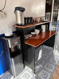 涛岛Divers House的厨房配有柜台和一张桌子及咖啡壶