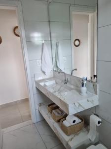 瓜拉图巴Mar Doce Lar的一间带水槽和镜子的浴室