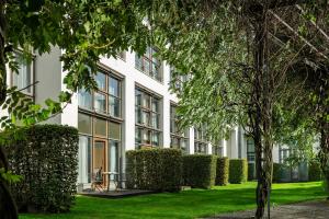 汉堡Clipper Boardinghouse - Hamburg-Michel的前面有绿色草坪的建筑