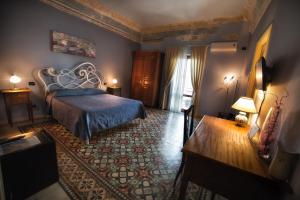 Caltabellotta索托斯戴拉住宿加早餐旅馆的卧室配有一张床和一张桌子