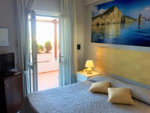 蓬扎欧滕西亚酒店的一间卧室设有一张床和一个大窗户