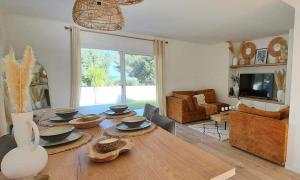 弗雷瑞斯Villa Junna的一间带木桌的用餐室和一间客厅。