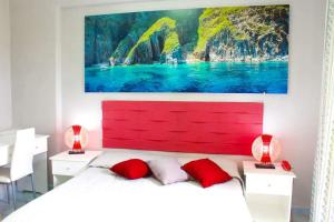 蓬扎欧滕西亚酒店的卧室配有红色床头板和墙上的绘画