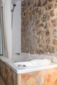 巴尔德莫萨巴尔德莫萨米拉伯酒店的一间带水槽和石墙的浴室