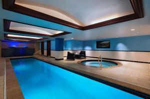 奥斯汀The Stephen F Austin Royal Sonesta Hotel的蓝色灯光的酒店游泳池