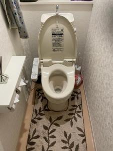 东京Bessalov Home Japanese style room的一间带卫生间和盖的浴室