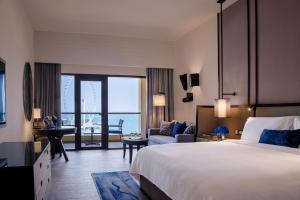 迪拜安瓦吉罗塔纳朱梅拉海滩酒店-迪拜的酒店客房设有一张床,享有海景。