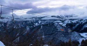 普拉托讷沃斯Appartamenti al Prel的滑雪缆车,飞越雪覆盖的山