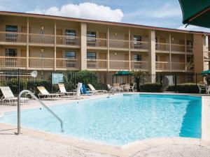 梅泰里拉魁恩塔新奥尔良维特昂斯/梅泰里酒店的一座游泳池位于酒店前方,设有椅子和一座建筑