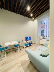 热那亚Cuore blu的带沙发、桌子和电视的客厅