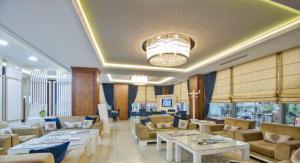 伊斯坦布尔格兰德艾玉波格鲁酒店的带沙发和桌子的客厅以及窗户。