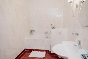 BabberichLandgoed Halsaf的白色的浴室设有水槽和浴缸。