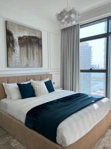 迪拜Luxurious Beachfront Apartment的一间卧室设有一张大床和大窗户