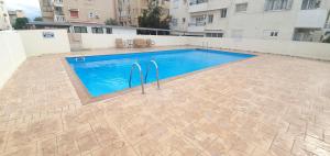 拉纳卡Vasilas Holiday Apartment #2的一座建筑物中央的游泳池