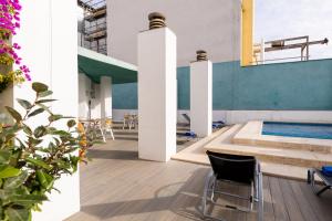巴塞罗那费拉欧尼斯酒店的客房设有游泳池和桌椅。