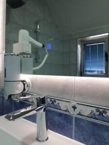 帕莱BOLERO的浴室水槽和镜子上的吹风机