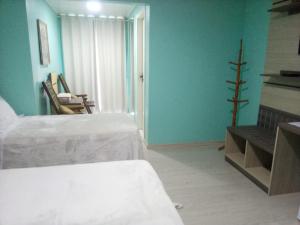 格拉玛多特拉迪赛民宿的酒店客房设有两张床和窗户。