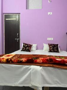 巴特那Riru girlstay的紫色墙壁内的一张大床