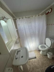 查斯科穆斯Náutico Apart Hotel的一间带水槽和卫生间的浴室