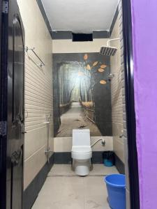 巴特那Riru girlstay的一间带卫生间的浴室和墙上的绘画
