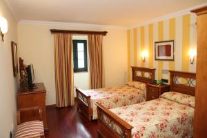 贝加德帕斯卡萨唐古斯曼宾馆的酒店客房设有两张床和窗户。
