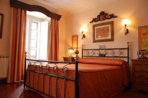 贝加德帕斯卡萨唐古斯曼宾馆的一间卧室设有一张床和一个窗口