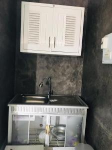 沙湾拿吉xaythone guest house的厨房配有水槽和橱柜