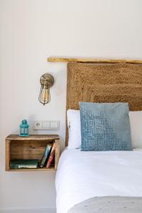 格拉纳达Granaxperience Apartamentos La Maleta的一间卧室配有一张带木制床头板的床
