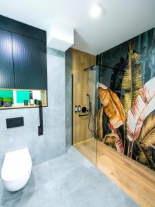 斯维诺乌伊希切Aparthotel Green Concrete - nowy, ekologiczny hotel w Świnoujściu的带淋浴和卫生间的浴室。