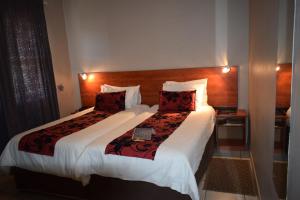 马塞卢Scenery Guesthouse Stadium的一间酒店客房,房间内设有两张床