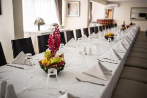 弗里敦新布鲁克菲尔兹酒店的一张长桌,上面有白色的桌布和鲜花