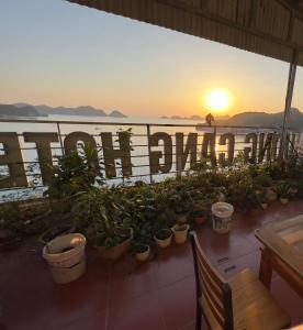 吉婆岛吉婆岛海景酒店的餐厅供应盆栽植物,享有日落美景