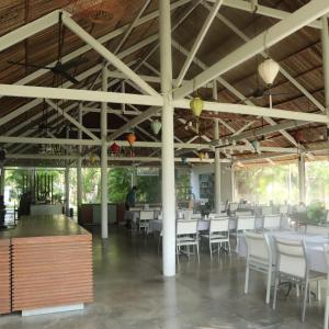 后川Villa Panda - Sanctuary Ho Tram Resort的一个带白色桌椅的用餐大厅