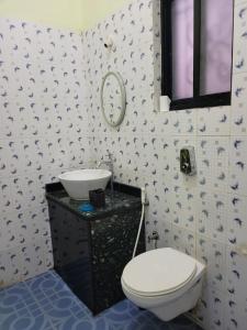 科尔瓦Sunshine Park Homes的一间带卫生间和水槽的浴室