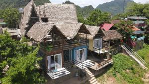 峰牙Phong Nha Memory Homestay的茅草屋顶房屋的顶部景色