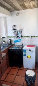 德尔迪阿布罗角安科拉酒店的厨房配有炉灶和小冰箱