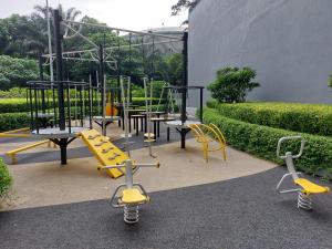 吉隆坡BOHEMIAN HOME 3 bedroom -10 mins to Mid Valley的公园内一个配有黄色设备的游乐场