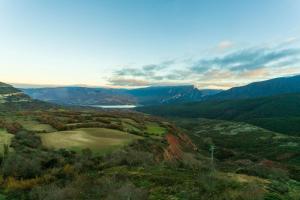 EstormCasa Sanui. Apartaments turístics rurals的享有山脉高尔夫球场的景色