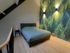 IJhorstDe Veentjes的卧室配有一张床,墙上挂着一幅大画