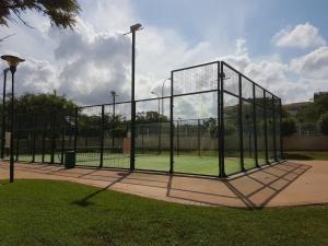 埃尔韦尔赫尔Nature II的公园内网球场上的击球笼
